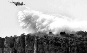 Extincion. Un avion air-tractor efectua una descarga en el Balco de la Penya. Fuente: Levante-EMV